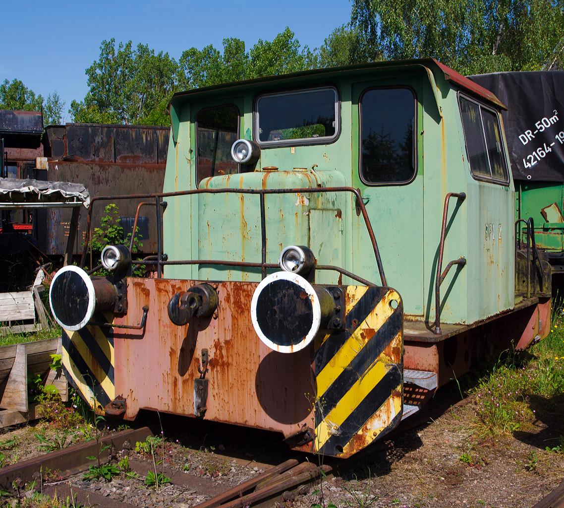 
Die ex SPL 2 Kleindieselrangierlok vom Typ Sch�ma CHL-60 GR am 09.06.2014 im Dampflok-Museum Hermeskeil. 

Die Lok wurde 1970 SCH�MA (Christoph Sch�ttler Maschinenfabrik GmbH in Diepholz) unter der Fabriknummer 3236 gebaut und an die B�nninger GmbH in Gie�en (Nr. 3) geliefert. Im Jahr 1987 ging sie an die SPL (Spinnerei Lampertsm�hle GmbH, Lampertsm�hle-Ottersbach) hier wurde sie als SPL 2 bezeichnet. Auf der Landesgartenschau in Kaiserslautern  wurde sie 1999 als Denkmal auf einem Spielplatz aufgestellt bis sie 2003 ins Dampflok-Museum Hermeskeil kam. 

TECHNISCHE DATEN: 
Spurweite: 1.435 mm (Normalspur) 
Achsanordnung: B 
Dienstgewicht: 14.000 kg 
Motor: luftgek�hlter Deutz 6-Zylinder-viertakt-Dieselreihenmotor vom Typ F6L912 (Motor-Nr. 4747580) 
Leistung: 84 PS 
H�chstgeschwindigkeit 15 km/h 
Antriebsart: diesel-hydraulisch
