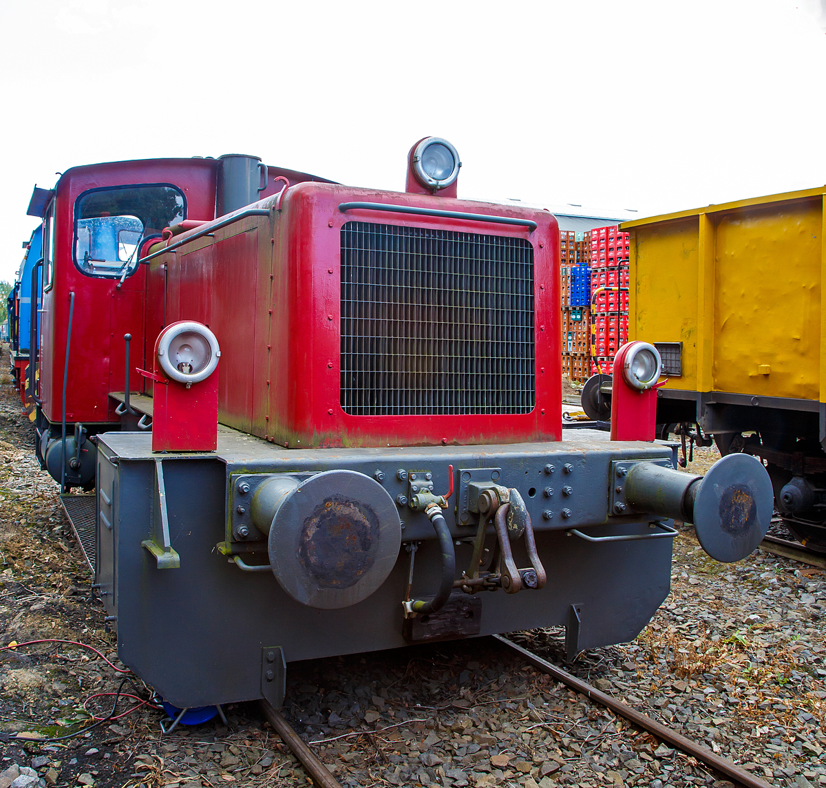 
Die ex V 332 01 (98 80 3332 189-0 D-EMN) der EMN Eisenbahnbetriebe Mittlerer Neckar GmbH (heute Transfer Kornwestheim GmbH), ex MWB V 242, ex DB 332 189-0 bzw. DB Köf 11 189, am 02.10.2016 beim Tag der offenen Tür der BLE Butzbach-Licher Eisenbahnfreunde e. V. in Butzbach.

Die Köf III (Köf 11) wurde 1964 bei Arnold Jung Lokomotivfabrik GmbH, Jungenthal bei Kirchen an der Sieg unter der Fabriknummer 13802 gebaut und als Köf 11 189 an die DB - Deutsche Bundesbahn geliefert. Mit der Einführung des EDV-Nummernschemas wurde sie 1968 in  DB 332 189-0 ungezeichnet, als diese fuhr sie bis zur Ausmusterung bei der DB 1996. Im Jahr 1999 ging sie an die MWB - Mittelweserbahn GmbH in Bruchhausen-Vilsen  und wurde dort als V 242  bezeichnet, im gleichen Jahr ging sie aber noch zur EMN Eisenbahnbetriebe Mittlerer Neckar GmbH in Kornwestheim wo sie als V 332 01 (ab 2007 mit NVR-Nummer 98 80 3332 189-0 D-EMN) bis 2012 fuhr.

Die Firma Gmeinder entwickelte und lieferte 1959 und 1960 acht Prototypen diese erhielten die vorläufigen Bezeichnungen Köf 10 (Höchstgeschwindigkeit 30 km/h) und Köf 11 (Höchstgeschwindigkeit 45 km/h). Köf steht für Kleinlok mit Öl-(Diesel-)Motor und Flüssigkeitsgetriebe - vor dem Krieg gab es in den Leistungsgruppen I und II. Die Prototypen der Leistungsgruppe III unterschieden sich zu Vergleichszwecken in ihren Motoren und Getrieben und wurden von der Bundesbahn ausgiebig getestet.
Für die Serienloks mit der Bezeichnung Köf 11 entschied man sich für den Dieselmotor RHS 518A der Motorenwerke Mannheim mit einer Nennleistung von 177 kW (240 PS) und das hydraulische Wendegetriebe L213U von Voith. Hinter dem Wendegetriebe erfolgte die Kraftübertragung auf die Räder mit Hilfe von Rollenketten. Insgesamt 317 Loks dieser Ausführung erhielten bei der Umstellung auf ein computergerechtes Nummernsystem 1968 die Baureihenbezeichnung 332, die drei langsameren Prototypen der Baureihe Köf 10 erhielten die Baureihenbezeichnung 331. 

Noch während der laufenden Produktion der Köf 11 entwickelte Gmeinder die Kleinloks der Lg III weiter. Wesentliches Unterscheidungsmerkmal der 1965 vorgestellten Köf 12 001 war der erstmals bei einer Kleinlok verwendete Gelenkwellenantrieb (anstelle der Rollenkette), der verschiedene Vorteile bei der Kraftübertragung bot – äußerlich blieb die Konstruktion unverändert. Die Köf 12  wurde 1968 zur Baureihe 333.

Technische Daten:
Achsformel : B 
Spurweite: 1435 mm
Länge über Puffer: 7.830 mm
Achsabstand: 2.800 mm
Dienstmasse (2/3 Vorräte): 22 t 
Dieselkraftstoff: 300 l
Motor: 8-Zylinder-MWM-Dieselmotor RHS 518 A
Leistung:  177 kW (240 PS)
Getriebe: Voith  L213U
Kraftübertragung: Rollenketten (Vom Getriebe auf die Räder)
Höchstgeschwindigkeit: 45 km/h 
Anfahrzugkraft: 83,4 kN
