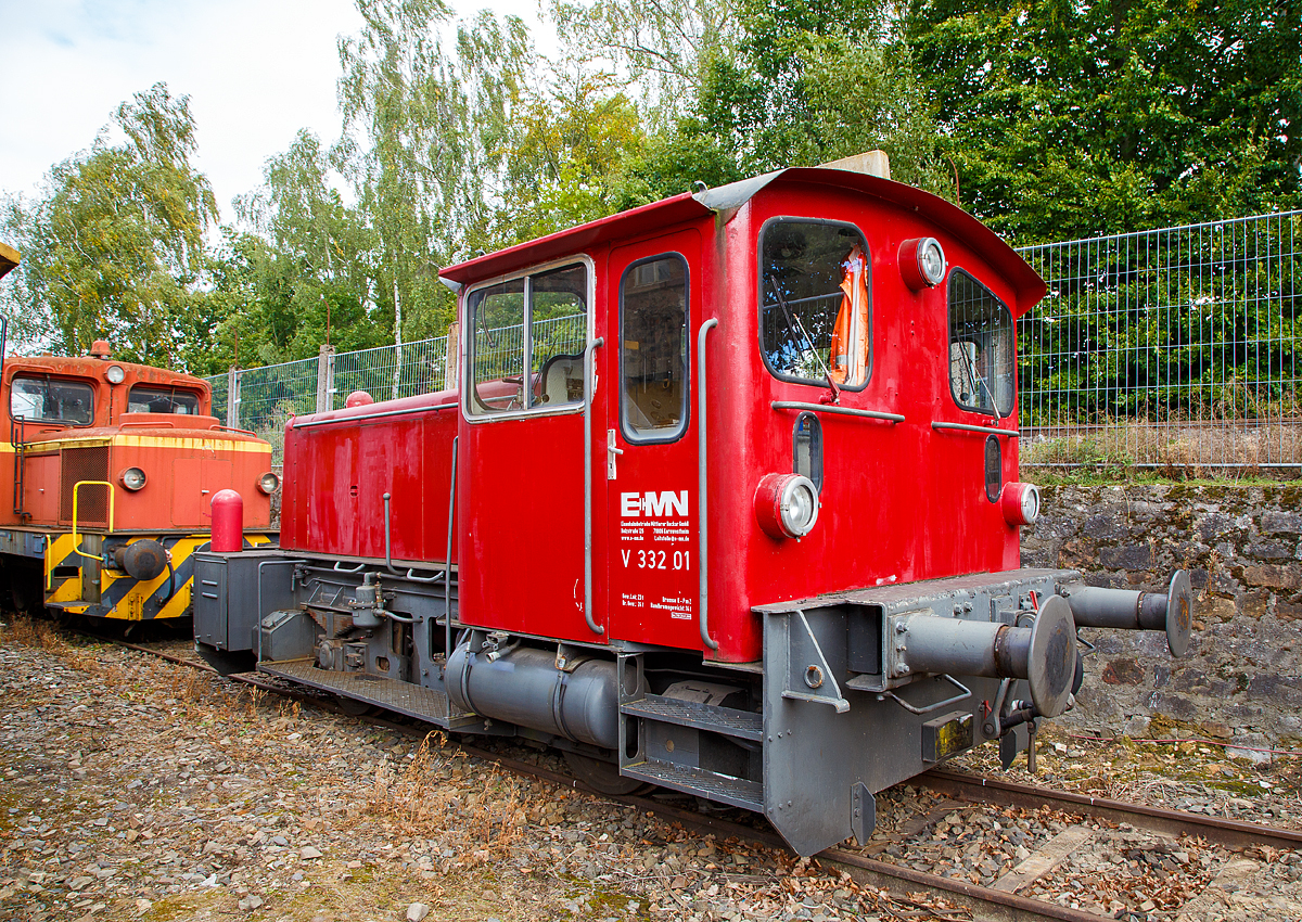 
Die ex V 332 01 (98 80 3332 189-0 D-EMN) der EMN Eisenbahnbetriebe Mittlerer Neckar GmbH (heute Transfer Kornwestheim GmbH), ex MWB V 242, ex DB 332 189-0 bzw. DB Köf 11 189, am 02.10.2016 beim Tag der offenen Tür der BLE Butzbach-Licher Eisenbahnfreunde e. V. in Butzbach.

Die Köf III (Köf 11) wurde 1964 bei Arnold Jung Lokomotivfabrik GmbH, Jungenthal bei Kirchen an der Sieg unter der Fabriknummer 13802 gebaut und als Köf 11 189 an die DB - Deutsche Bundesbahn geliefert. Mit der Einführung des EDV-Nummernschemas wurde sie 1968 in  DB 332 189-0 ungezeichnet, als diese fuhr sie bis zur Ausmusterung bei der DB 1996. Im Jahr 1999 ging sie an die MWB - Mittelweserbahn GmbH in Bruchhausen-Vilsen  und wurde dort als V 242  bezeichnet, im gleichen Jahr ging sie aber noch zur EMN Eisenbahnbetriebe Mittlerer Neckar GmbH in Kornwestheim wo sie als V 332 01 (ab 2007 mit NVR-Nummer 98 80 3332 189-0 D-EMN) bis 2012 fuhr.

Die Firma Gmeinder entwickelte und lieferte 1959 und 1960 acht Prototypen diese erhielten die vorläufigen Bezeichnungen Köf 10 (Höchstgeschwindigkeit 30 km/h) und Köf 11 (Höchstgeschwindigkeit 45 km/h). Köf steht für Kleinlok mit Öl-(Diesel-)Motor und Flüssigkeitsgetriebe - vor dem Krieg gab es in den Leistungsgruppen I und II. Die Prototypen der Leistungsgruppe III unterschieden sich zu Vergleichszwecken in ihren Motoren und Getrieben und wurden von der Bundesbahn ausgiebig getestet.
Für die Serienloks mit der Bezeichnung Köf 11 entschied man sich für den Dieselmotor RHS 518A der Motorenwerke Mannheim mit einer Nennleistung von 177 kW (240 PS) und das hydraulische Wendegetriebe L213U von Voith. Hinter dem Wendegetriebe erfolgte die Kraftübertragung auf die Räder mit Hilfe von Rollenketten. Insgesamt 317 Loks dieser Ausführung erhielten bei der Umstellung auf ein computergerechtes Nummernsystem 1968 die Baureihenbezeichnung 332, die drei langsameren Prototypen der Baureihe Köf 10 erhielten die Baureihenbezeichnung 331. 

Noch während der laufenden Produktion der Köf 11 entwickelte Gmeinder die Kleinloks der Lg III weiter. Wesentliches Unterscheidungsmerkmal der 1965 vorgestellten Köf 12 001 war der erstmals bei einer Kleinlok verwendete Gelenkwellenantrieb (anstelle der Rollenkette), der verschiedene Vorteile bei der Kraftübertragung bot – äußerlich blieb die Konstruktion unverändert. Die Köf 12  wurde 1968 zur Baureihe 333.

Technische Daten:
Achsformel : B 
Spurweite: 1435 mm
Länge über Puffer: 7.830 mm
Achsabstand: 2.800 mm
Dienstmasse (2/3 Vorräte): 22 t 
Dieselkraftstoff: 300 l
Motor: 8-Zylinder-MWM-Dieselmotor RHS 518 A
Leistung:  177 kW (240 PS)
Getriebe: Voith  L213U
Kraftübertragung: Rollenketten (Vom Getriebe auf die Räder)
Höchstgeschwindigkeit: 45 km/h 
Anfahrzugkraft: 83,4 kN