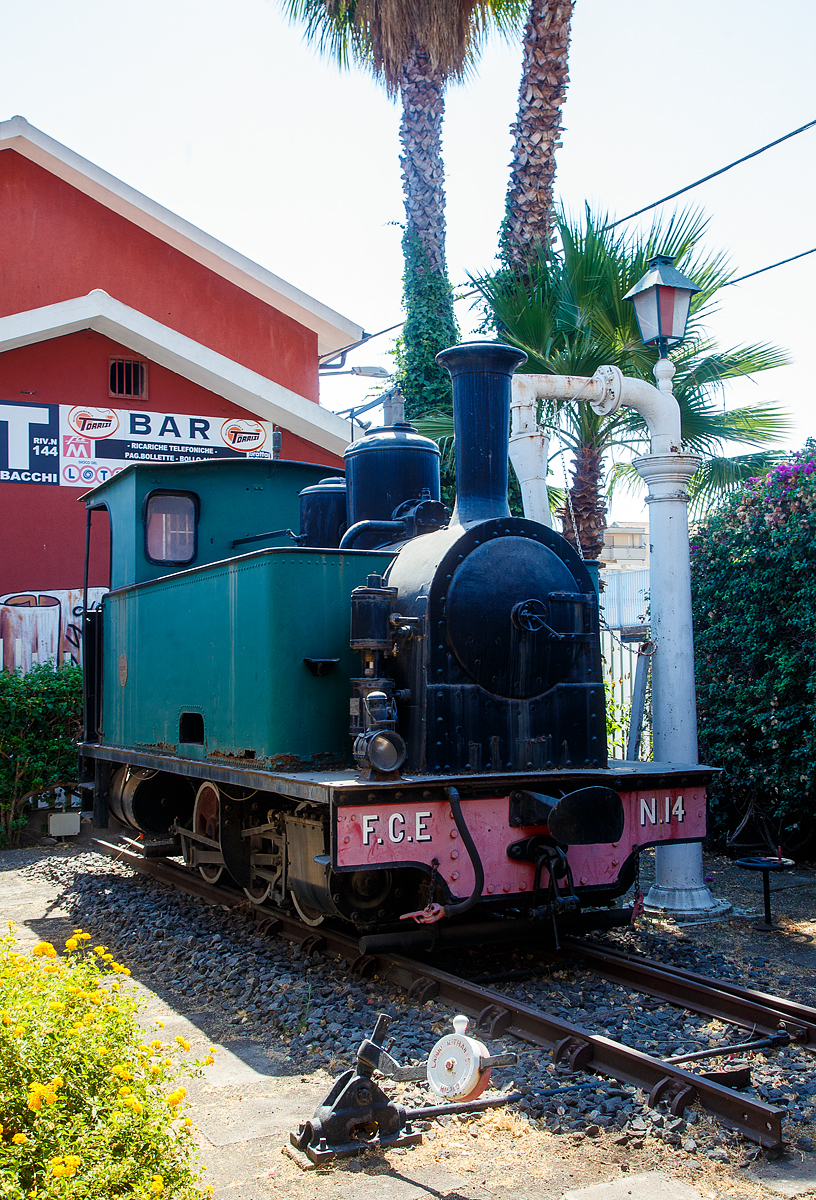 Die F.C.E.  N. 14 „LA MEUSE“ der Ferrovia Circumetnea (FCE), ex V 2 der Ferrovia Alifana, steht �u�erlich aufgearbeitet, neben einem Wasserkran auf einer Weiche aus der Gr�nderzeit, neben dem Empfangsgeb�ude des Bahnhofes Catania-Borgo, hier am 20.07.2022.

Die dreiachsige kohlebefeuerten Schmalspur-Dampflok wurde 1909 von der Soci�t� Anonyme des Ateliers de Construction de la Meuse in Li�ge (L�ttich) unter der Fabriknummer 2224 gebaut und als V 2 an die Ferrovia Alifana in Piedimonte Matese, f�r ihre 950 mm - Schmalspurbahn von Piedimonte Matese nach Napoli, heute Teil der EAV - Ente Autonomo Volturno S.r.l. (Linie 16). Die Serie bestand aus drei Dampflokomotiven der Gruppo (Gruppe) V 1-3. Die Lok 2 wurde dann 1926 an die Ferrovia Circumetnea (FCE) in Catania verkauft. Bei der Circumetnea sind noch zwei Dampflokomotiven vorhanden, die Nr. 10 (ex. MASCALI) und hier im Bild zu sehende Nr. 14 „LA MEUSE“, ex V 2 der Ferrovia Alifana.

Die 3 belgischen Lokomotiven wurden als Gruppe V 1 bis 3 eingereiht. Sie zeichneten sich durch sehr kleine R�der mit einem Durchmesser von 758 mm (neu) aus. Im Gegensatz zu Circumetnea gab die Ferrovia Alifana ihnen jedoch keinen Namen. Die Lokomotive Nr. 14 ist die einzige der drei, die �berlebt hat, und ist als Denkmal im Bahnhof Catania-Borgo ausgestellt. Die anderen beiden Lokomotiven, die Mitte der 1950er Jahre stillgelegt wurden, wurden einige Jahre sp�ter abgebrochen.

Die Lokomotiven waren einfach aufgebaute C-Kuppler-Tenderloks (0-3-0 T), mit au�enliegenden 2-Zylindern mit Heusinger-Steuerung (oder Walschaerts-Steuerung). Sie waren mit einer Westinghouse-Druckluftbremse und einer Handfeststellbremse ausgestattet.

TECHNISCHE DATEN:
Hersteller: La Meuse in Li�ge (L�ttich)
Gebaute: 3
Spurweite: 950 mm
Achsfolge: C
L�nge: 6.070 mm
Achsabstand: 2 x 1.900 mm = 3.800 mm 
Treibraddurchmesser: 758 mm (neu)
Eigengewicht: 17 t
Dienstgewicht: 22 t
