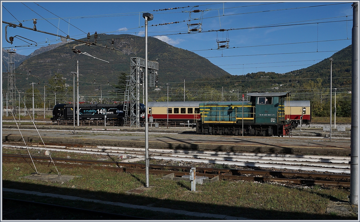 Die FS Diesellok 98 83 2245 655-5 I-TI rangiert in Domodossola vor einem interessanten Hintergrund. 

10. Okt. 2019
