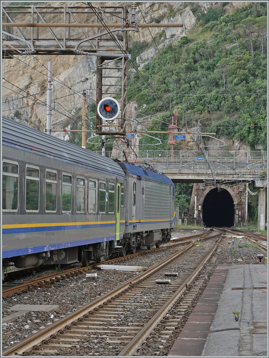 Die FS Trenialia E 464 673 ist mit ihrem RE 3155 von Torino Porta Nuova (ab 06:25) via Fossano, Savona nach Ventimiglia (an 10:47) unterwegs und verlässt nach dem Abwarten des Gegenzugs den Bahnhof von Finale Ligure Marina.

17. Juni 2024 