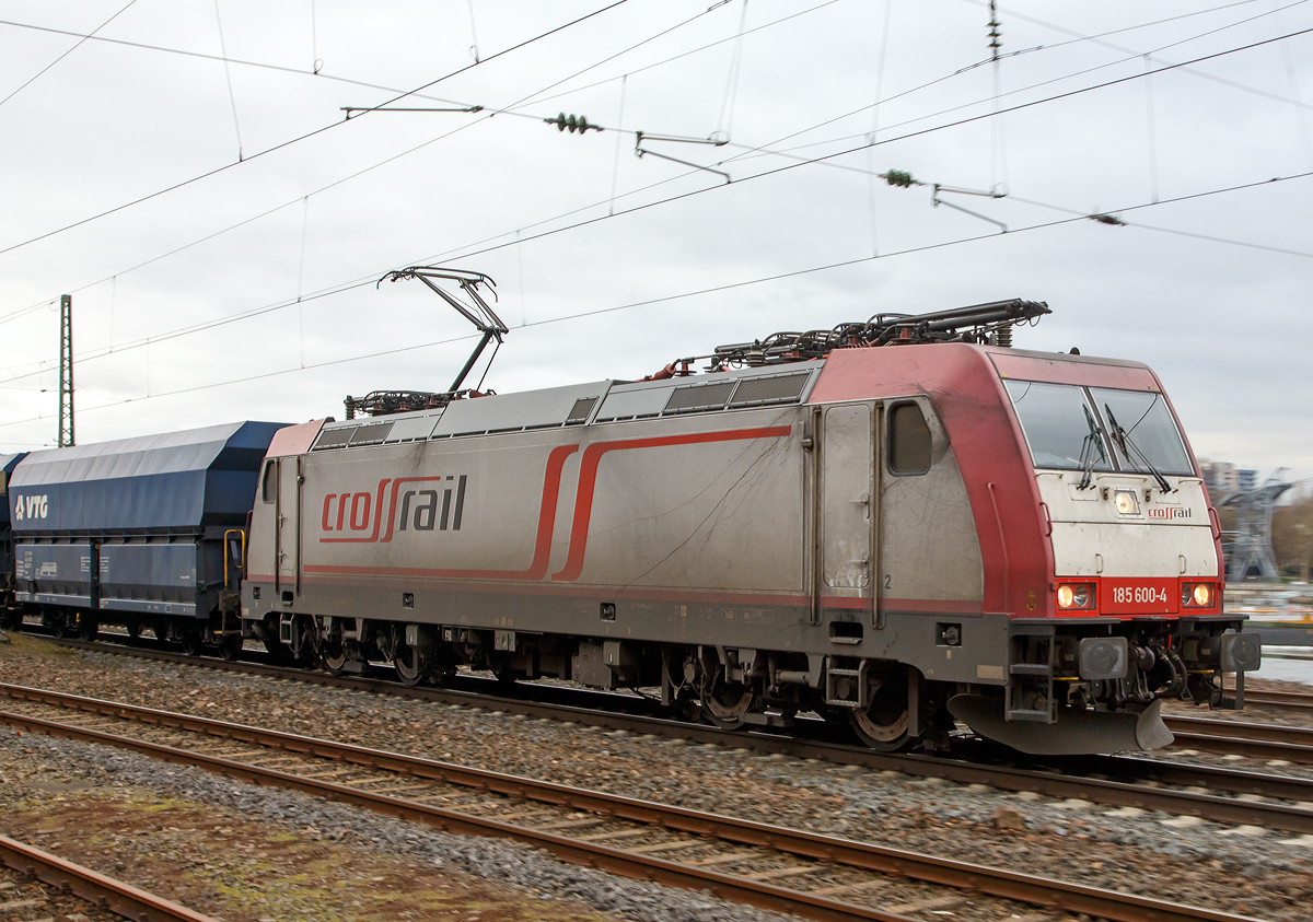 
Die für die Crossrail AG fahrende 185 600-4 (91 80 6185 600-4 D-XRAIL) zieht am 03.03.2016 einen Kohlewagenzug durch Koblenz-Ehrenbreitstein in Richtung Norden. 

Die TRAXX F140 AC2 wurde 2008 von Bombardier Transportation GmbH in Kassel unter der Fabriknummer 34268 gebaut. Eigentümer ist die Beacon Rail Leasing Ltd mit Sitz in London. 

Da ich hier nicht ganz mit der Belichtungszeit hinkam, habe ich die Kamera etwas mitgezogen.