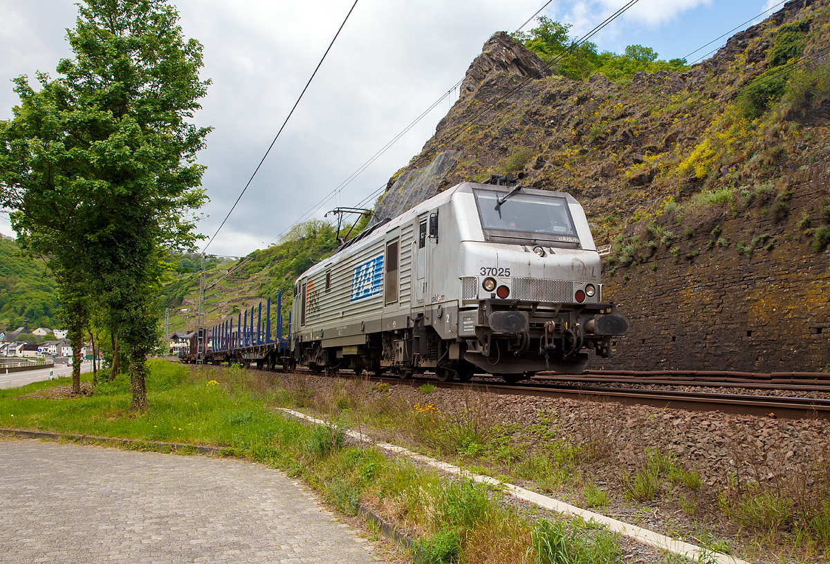 
Die für die HSL Logistik GmbH fahrende Akiem 37025 (91 87 0037 025-0 F-AKIEM), ex FRET 4 37025, fährt am 30.04.2018 mit einem Güterzug durch Kobern-Gondorf in Richtung Koblenz. 

Die Mehrsystemlok Alstom Prima EL3U/4 wurde 2004 unter der Fabriknummer FRET T 024 von Alstom gebaut und an die Fret SNCF geliefert. 
