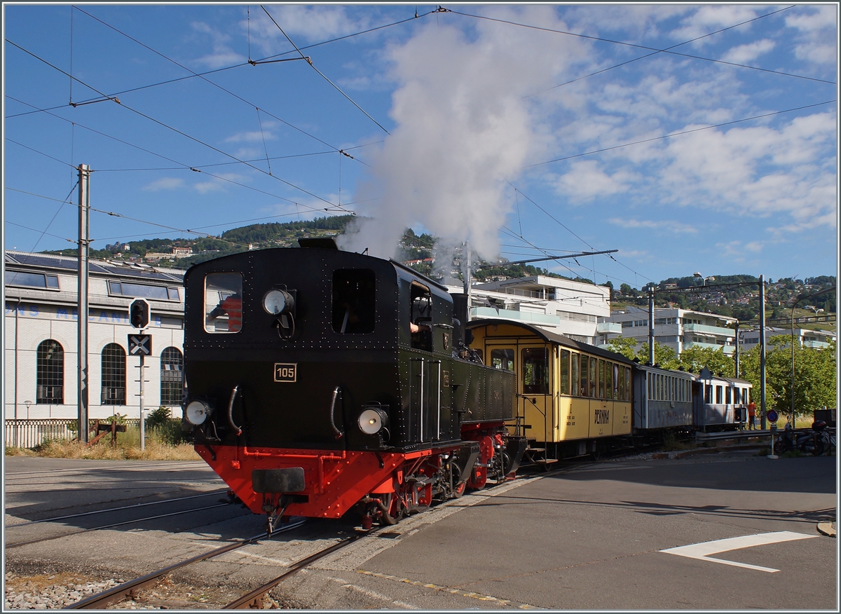 Die G 2x 2/2 105 schiebt die Komposition der Riviera Belle Epoque zurück um sie für die Rückfahrt nach Chaulin zu umfahren. 

29. Mai 2022