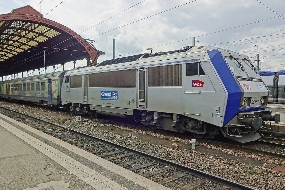 Die gezogene CoRail IC-Z�ge sind ein bedrohter Spezies auf Frankreichs Gleise geworden, halten sich jedoch im Alsace noch immer gut durch mit die TER-200 Z�ge zwischen Strasbourg und Basel, wie GrandEst 26151 am 30 Mai 2019 in Strasbourg gare Central unter Beweis stellt.