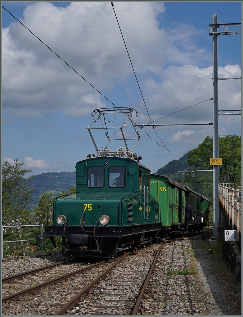Die +GF+ Ge 4/4 75 hat Chamby erreicht und schiebt nun ihre Zug Richtung Chaulin.
15. Mai 2016