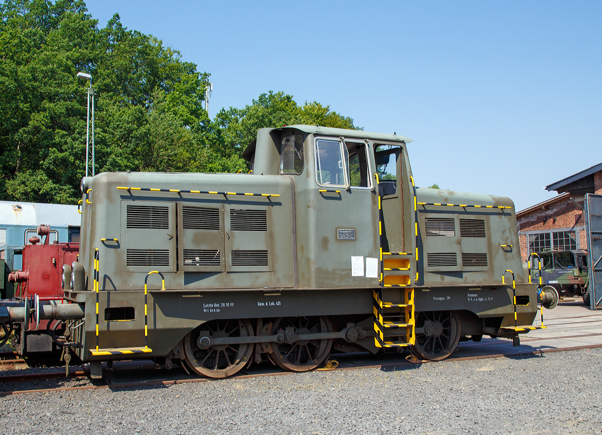 
Die Gmeinder 5044 eine Gmeinder Typ 400/440 PS eine ehemalige Diesel-Lokomotive der Bundeswehr  (Versorgungsnummer 2210-12-120-5653), am 05.07.2015 ausgestellt beim Erlebnisbahnhof Westerwald der Westerwälder Eisenbahnfreunde 44 508 e. V. hier war Museumstag.

Die Lok wurde 1958 als Einzelstück durch das damalige Bundesministerium für Verteidigung, Abt. XI , Koblenz, mit Beschaffungsauftrag XI D 04c/05/00288/08/56 für die Material-Übernahme-Gruppe Süd II in Crailsheim beschafft. Sie wurde von  Gmeinder & Co GmbH aus Mosbach (Baden) unter der Fabriknummer 5044 gebaut. Bei der Bundeswehr erhielt dieser Loktyp die Versorgungsnummer 2210-12-120-5653.

Am Standort Crailsheim (Gerätedepot) verblieb das Fahrzeug bis November 1984, dann wurde die Versetzung zum Munitionsdepot Walsrode verfügt, wo sie bis 2000 blieb. Im Jahr 2000 erfolgte die Überführung zum Munitionsdepot Dorsten – Wulfen, wo sie bis zum Fristablauf Mitte 2007 für die Rangieraufgaben in der weitläufigen Anlage des Munitionshauptdepots eingesetzt war. Am 29. Oktober 2007 verließ die Maschine per Straßentieflader das Munitionsdepot Dorsten in Richtung Moers zur Vossloh - Werkstatt um eine Hauptuntersuchung durchführen zu lassen. Doch diese geplante Maßnahme wurde nach der Befundung durch die Fachleute der VSFT aufgrund des Kosten-Nutzen-Verhältnisses durch den Güteprüfdienst der Bundeswehr gestoppt. Die Aussonderung der fünfzigjährigen Lokomotive wurde eingeleitet. Gleichzeitig wurde das Militärhistorische Museum Dresden über das Ausscheiden der Lok aus dem aktiven Dienst informiert, da nun ein weiterer Zeitzeuge des militärischen Eisenbahnwesens der Bundeswehr für eine museale Erhaltung verfügbar wurde. Am 02.09.2008 erfolgte die Übernahme durch das MHM Dresden. Die Lok wurde am 22.12.2008 in Moers verladen und am 23.12.2008 auf die Museumsgleise in Westerburg gestellt. Der Verein WEF 44 508 e.V. hat die Lok per Leihvertrag als Exponat für die Spezialsammlung Bundeswehr - Eisenbahnfahrzeuge im Erlebnisbahnhof Westerburg übernommen.

Die Gmeinder-Diesel-Lokomotive 400/440 PS ist eine dreiachsige Rangierdiesellokomotive mit hydraulischer Kraftübertragung und Stangenantrieb. Als Antriebsmotor dient ein wassergekühlte MAN-8-Zylinder-Dieselmotor W8V17.5/22 mit Aufladung, der eine Leistung von 440 PS erreicht. Diese Motorleistung wird über eine Dämpfungskupplung mit nachfolgender Gelenkwelle auf das VOITH-Flüssigkeits-Getriebe L 37 U übertragen. Diesem ist ein Zahnradgetriebe nachgeschaltet, welches die Vorwärts- und Rückwärtsfahrt sowie das Umschalten der Geschwindigkeitsbereiche I und II ermöglicht und die Antriebskraft auf die zwischen dem zweiten und dritten Radsatz liegende Blindwelle weiterleitet. Die Blindwelle treibt über Kurbeln, Treib- und Kuppelstangen alle drei Radsätze an. Der MAN W8V15,5/22A Motor der Maschine wird mit Pressluft gestartet. 

Technische Daten:
Spurweite:  1435 mm (Normalspur)
Achsformel: C
Länge über Puffer: 9.200 mm
Raddurchmesser : 1.100 mm
Dienstgewicht:  42 t
Radsatzfahrmasse: 14 t
Höchstgeschwindigkeit: 30 / 60 km/h
Installierte Leistung: 440 PS bei 1100 U/min
Motorentyp: wassergekühlter MAN-8-Zylinder-Dieselreihenmotor mit Aufladung
Motorbauart: W8V17.5/22
Leistungsübertragung: hydraulisch (Voith-Turbo-Getriebe L 37 U)
Anfahrzugkraft : 13.900 kg / 136,5 kN
Bremse  Knorr Druckluftbremse