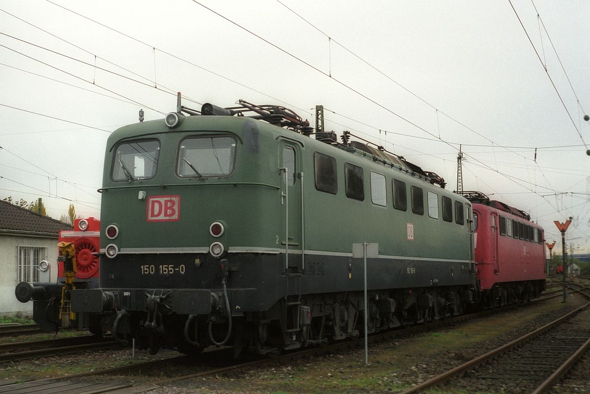 Die grüne DB 150 155-0 ist bereits zusammen mit der 150 149-3 in ihrem Heimat-Bw Kornwestheim
z-gestellt, 31.10.2000 