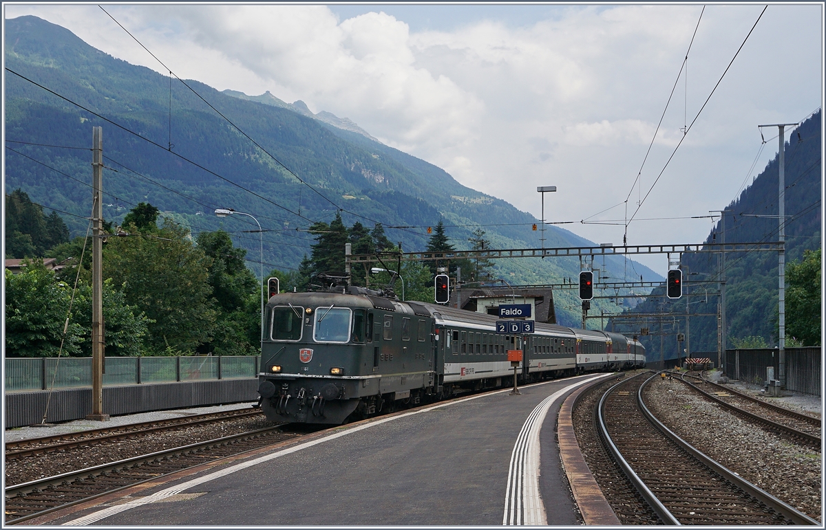 Die grüne Re 4/4 II 11161 errreicht mir einem  Gotthard  IR Faido.
21. Juli 2016