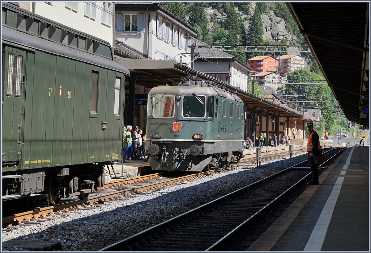 Die grüne SBB Re 4/4 II 11161 rangiert für den  SRF -Extrazug in Göschenen.
28. Juli 2016