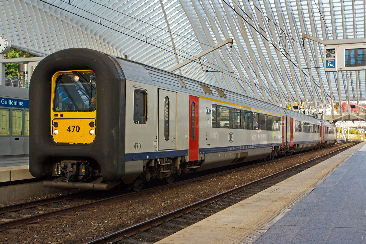 
Die Gumminase SNCB/NMBS Triebzug AM 96 470 (AM = Automotrice) steht am 18.10.2014 im Bahnhof L�ttich-Guillemins als IC 933 nach Tournai bereit. 

Der dreiteilige elektrische Triebzug besteht aus Einheiten 94 88 096 470 3-5 B-B / 94 88 096 470 2-7 B-B und 94 88 096 470 1-9 B-B.