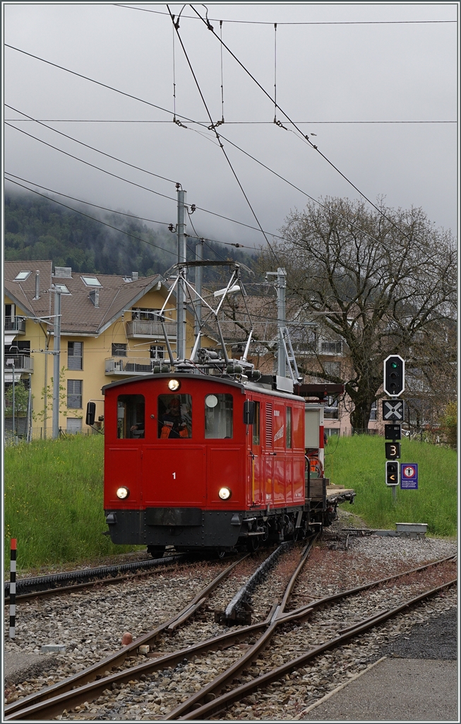 Die HGe 2/2 N° 1 fährt mit einem Diestzug zu Behebung einer Fahrleitungstörung Richtung Les Pléiades.
1. Mai 2016