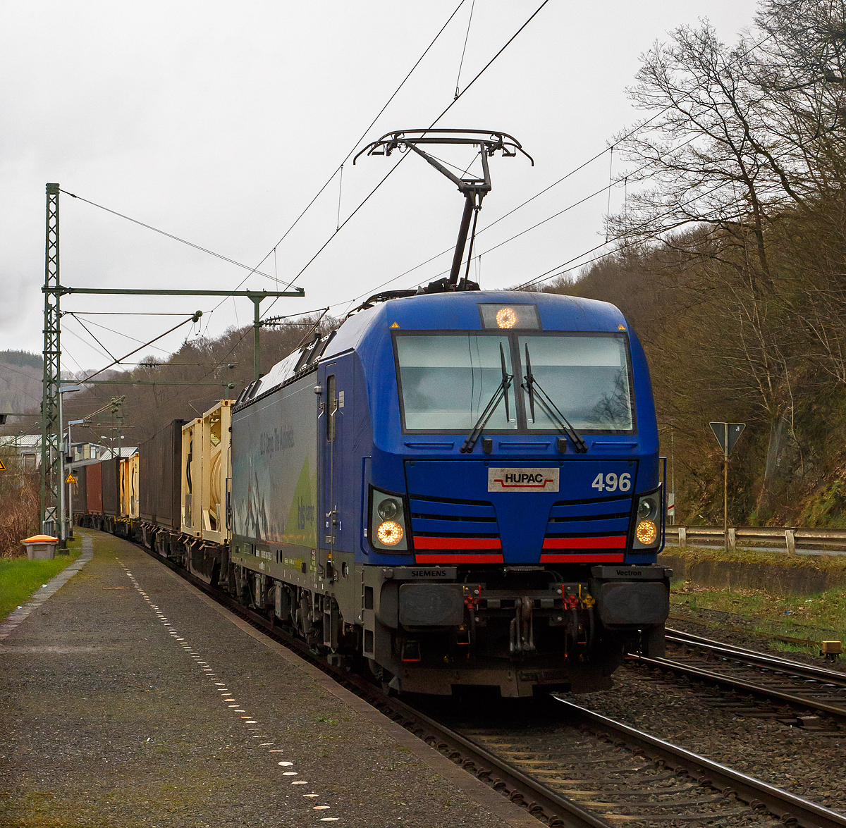 Die HUPAC 496 bzw. BLS Cargo 496 - 193 496 (91 80 6193 496-7 D-BLSC) fährt am 08.04.2022 mit einem KLV-Zug durch den Bf Scheuerfeld (Sieg) in Richtung Köln.

Die Siemens Vectron MS wurde 2018 von Siemens Mobilitiy in München-Allach unter der Fabriknummer 22390 gebaut und an die HUPAC SA. geliefert. Eigentümer der Lok ist die HUPAC Intermodal SA (Chiasso) und wurde bei der BLS Cargo eingestellt und/oder vermietet. Sie hat die Zulassungen für Deutschland, Österreich, Schweiz, Italien und die Niederlande (D, A, CH, I, NL). Die Vectron MS hat eine Leistung von 6,4 MW und eine Höchstgeschwindigkeit von 160 km/h.