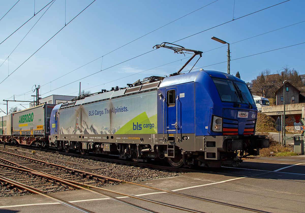 Die HUPAC bzw. BLS Cargo 494 - 193 494 (91 80 6193 494-2 D-BLSC) fährt am 24.03.2021 mit einem KLV-Zug, auf der Siegstrecke durch Niederschelden in Richtung Siegen.

Die Siemens Vectron MS wurde 2018 von Siemens Mobilitiy in München-Allach unter der Fabriknummer 22307 gebaut und an die HUPAC SA. geliefert. Die Lok wurde bei der BLS Cargo eingestellt und/oder vermietet. Sie hat die Zulassungen für Deutschland, Österreich, Schweiz, Italien und die Niederlande (D, A, CH, I, NL). Die Vectron MS  hat eine Leistung von 6,4 MW und eine Höchstgeschwindigkeit von 160 km/h.
