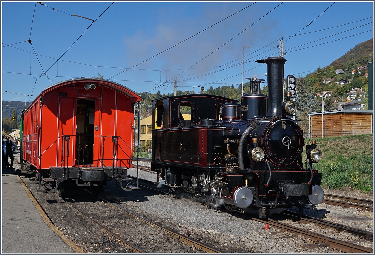 Die JS/BAM G 3/3 n° 6 (Baujahr 1901) umfährt in Blonay ihren Zug, um ihn anschliessend nach Chaulin zu ziehen.
15. Okt. 2018