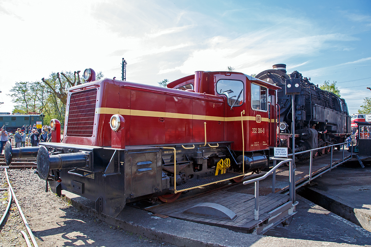 
Die Köf III - 332 306-0 (98 80 3332 306-0 D-DGEG) der DGEG - Deutsche Gesellschaft für Eisenbahngeschichte e. V.,  ex D 1 der Bentheimer Eisenbahn AG, ex DB Köf 11 306, mit der 95 0028-1 am 30.04.2017 im Eisenbahnmuseum Bochum-Dahlhausen auf der Drehscheibe.   

Die Köf der Leistungsgruppe III wurde 1966 von O&K unter der Fabriknummer 26421 gebaut.