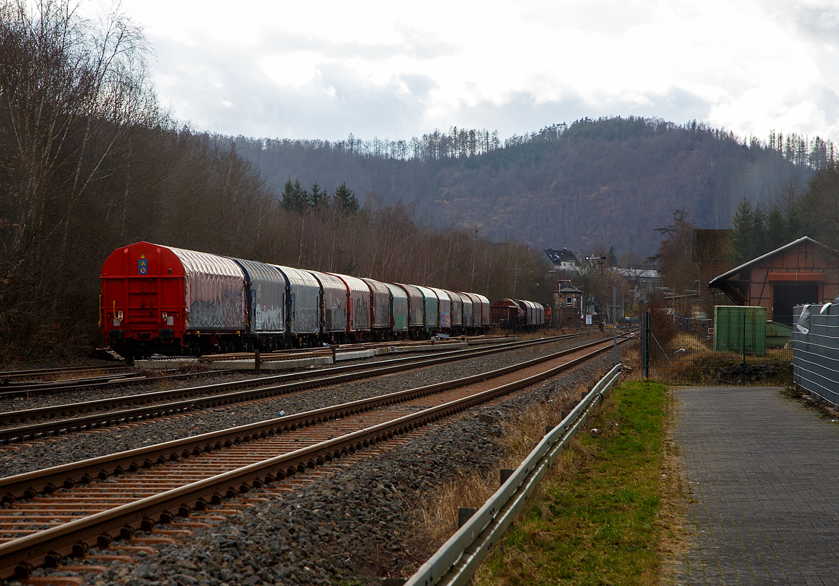 Die KSW 42 (277 902-3) ist mit einem Übergabe-Güterzug vom KSW Rangierbahnhof Herdorf (Freien Grunder Eisenbahn KSW NE447 / DB-Nr. 9275) auf Gleis 4 in den Bahnhof Herdorf eingefahren. Hier muss sie nun erst den Gegenverkehr, der RB 96 „Hellertalbahn“, abwarten, bevor es dann via Betzdorf nach Kreuztal weiter geht. 

Die Hellertalbahn ist ja eine eingleisige Bahnstrecke zwischen Betzdorf (Sieg) und Haiger. Und wie man hier sieht, sind eigentlich auch eingleisige Bahnstrecken sicher, wenn man nicht die Technik und Vorschriften überlistet bzw. übergeht. 

Hinten links das Stellwerk Herdorf Fahrdienstleiter (Hf). Rechts der ehemalige Güterschuppen vom Bahnhof Herdorf, dahinter das ehemalige Empfangsgebäude.