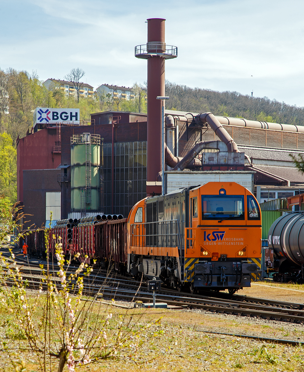 
Die KSW 43 (92 80 1273 018-2 D-KSW) der KSW (Kreisbahn Siegen-Wittgenstein), eine asymmetrische Vossloh MaK G 2000 BB, mit einem Güterzug am 15.04.2020 auf dem Gelände der KSW in Siegen-Eintracht.