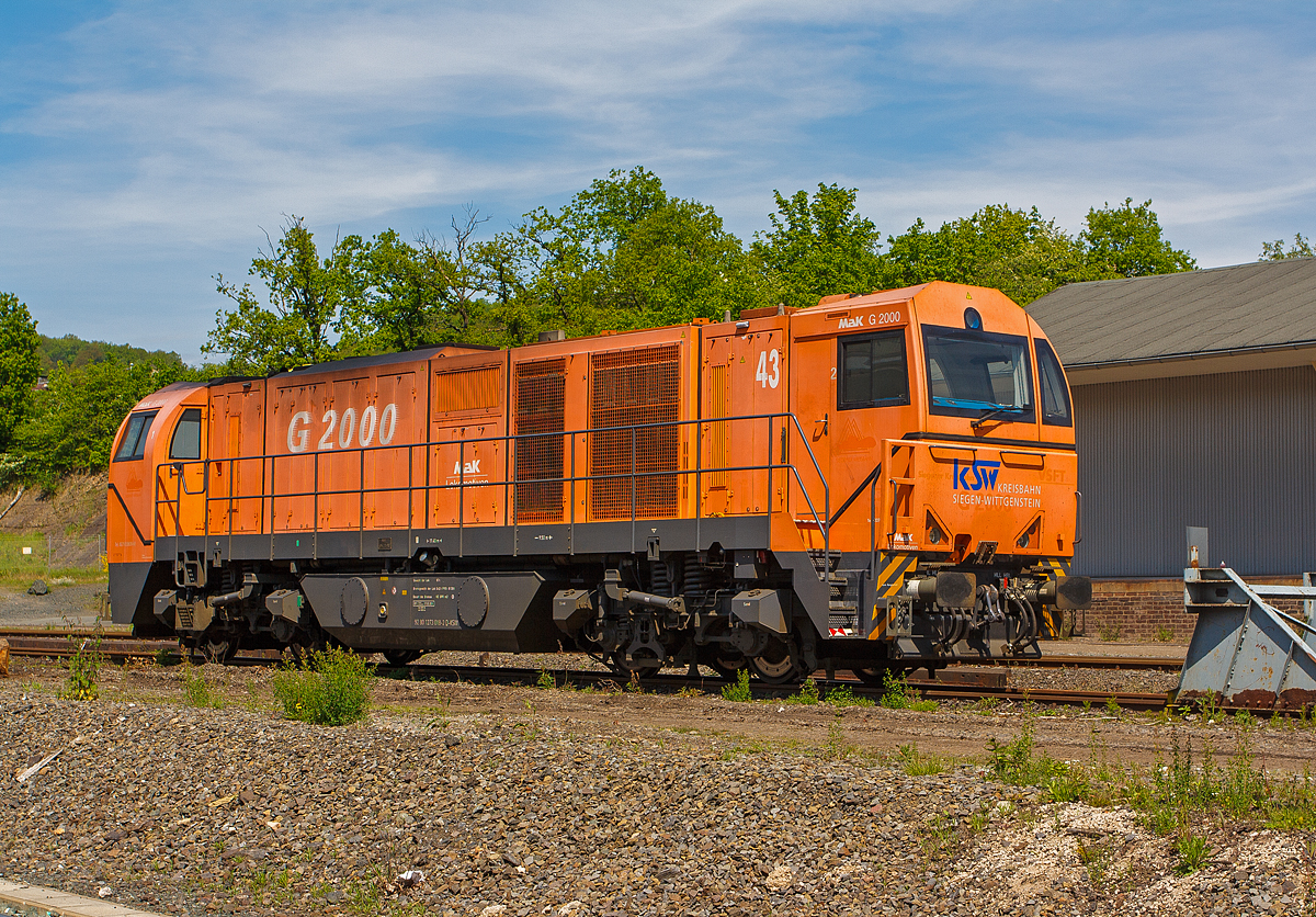 Die KSW 43 (92 80 1273 018-2 D-KSW), die MaK G 2000 BB asymmetrisch der KSW Kreisbahn Siegen-Wittgenstein abgestellt am 18.05.2012 in Siegen-Eintracht. 

Die Lok wurde 2002 bei Vossloh unter der Fabriknummer 1001327 gebaut. Sie hat einen Caterpillar Motor 3516 B-HD mit 2240 kW Leitung, die Höchstgeschwindigkeit beträgt 120 km/h.