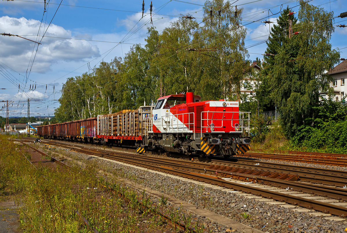 Die KSW 47 (92 80 1271 027-5 D-KSW), ex D 2 der HFM, eine Vossloh G 1000 BB der KSW (Kreisbahn Siegen-Wittgenstein), erreicht am 24.08.2021 mit einem Güterzug Kreuztal und fährt gleich in den Rbf ein.

Die Lok wurde 2008 unter der Fabriknummer 5001673 bei Vossloh in Kiel gebaut, 2009 ging sie zur kundenspezifische Anpassung zum Service-Zentrum Moers und erst am 16.07.2010 erfolgte die Auslieferung an HFM Managementgesellschaft für Hafen und Markt mbH in Frankfurt (Main)  D 2  (92 80 1271 027-5 D-HFM). Am 31.10.2016 ging sie dann an die Kreisbahn Siegen-Wittgenstein (KSW).