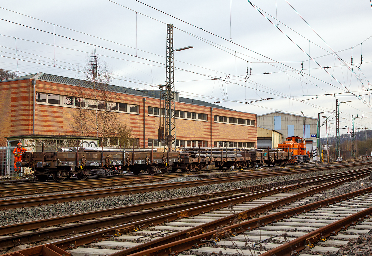 
Die Lok 2 „Olga“ der Deutsche Edelstahlwerke (DEW), zuvor Edelstahlwerke Südwestfalen rangiert am 04.03.2017 drei mit Stabstahl beladene Wagen (Remms) vom Werk auf den Gleisanschluss in Siegen-Geisweid.

Die Lok ist eine Mak G 500 C und wurde 1970 unter der Fabriknummer 500051 gebaut und als Lok 62 (Mietlok) an Krupp Stahl AG, Werk Duisburg-Rheinhausen geliefert. Bereits 1977 ging sie an die Stahlwerke Südwestfalen AG, Werk Siegen-Geisweid den heutigen Deutsche Edelstahlwerke (DEW), als Lok 2.