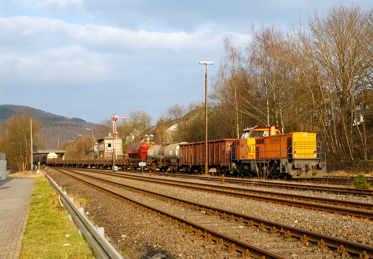 
Die Lok 41 (98 80 0272 008-0 D-KSW), eine MaK DE 1002, der Kreisbahn Siegen-Wittgenstein (KSW) fährt am 10.03.2016 mit ihrem Übergabegüterzug von Herdorf in Richtung Betzdorf/sieg los.