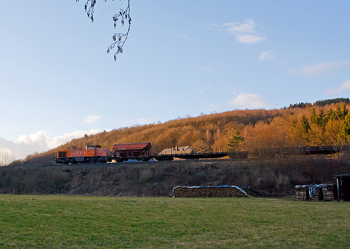 
Die Lok 42 (92 80 1277 902-3 D-KSW) der KSW (Kreisbahn Siegen-Wittgenstein) eine MaK 1700 BB fährt mit einem Güterzug (Übergabefahrt) von Herdorf in Richtung Betzdorf/Sieg, hier am 17.02.2014 in Herdorf-Sassenroth.