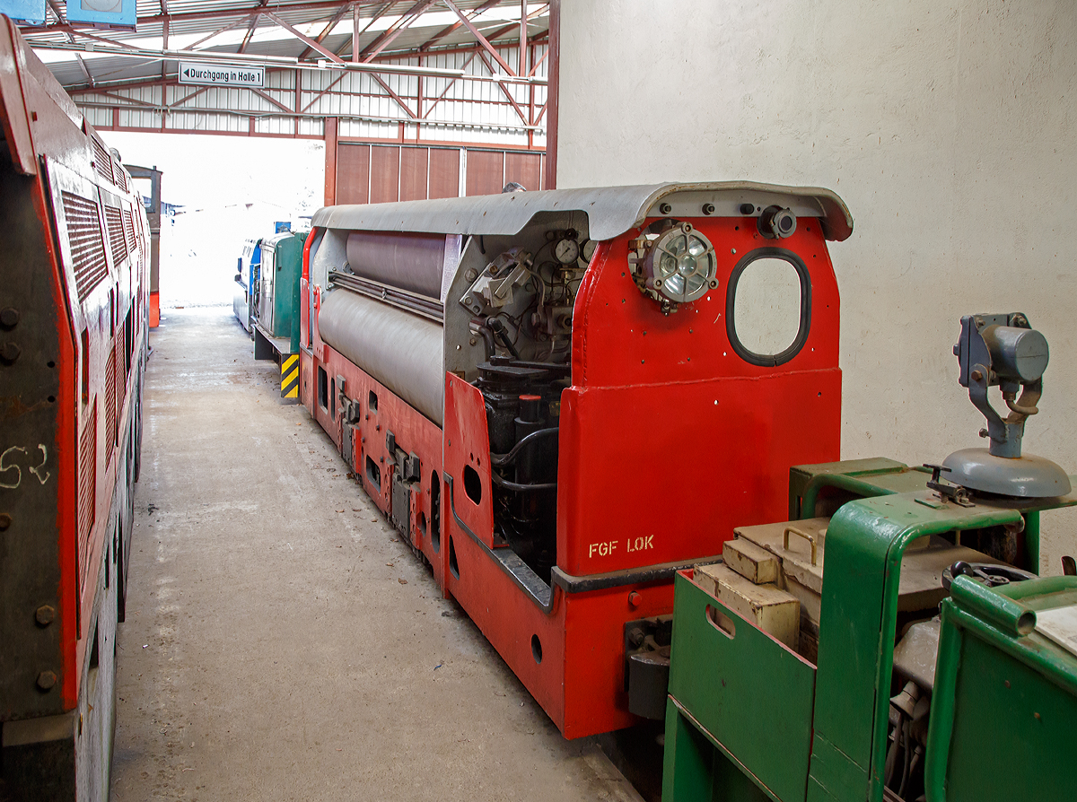 Die Lok 70 der FGF (Feld- und Grubenbahnmuseum Fortuna) eine Arn. Jung Pz 45 am 10.04.2016 im Feld- und Grubenbahnmuseum Fortuna in Solms-Oberbiel

Die ersten mit Druckluft angetriebenen Schienenfahrzeuge waren die Triebwagen der Stra�enbahn von Nantes, die ab 1879 zum Einsatz kamen. Konstrukteur dieser Fahrzeuge war der Franzose Louis M�karski (1843-1923), der bis zur Jahrhundertwende noch weiter Stra�enbahnen mit Druckluft-Triebwagen in Frankreich erbaute. Kurze Zeit sp�ter setzte sich jedoch bei Stra�enbahnen die elektrische Traktion durch.

Gegen Ende des 19. Jahrhunderts kamen untertage die ersten mit Druckluft betriebenen Lokomotiven beim Bau gro�er Alpentunnel zum Einsatz (Gotthard, Simplon). Ihre wichtigste Anwendung fand diese Antriebsart aber nach 1900 in der Streckenf�rderung von Steinkohlegruben. Wegen der hier aus den Kohlefl�zen austretenden explosiven Gase ( schlagende Wetter  genannt) hatten diese Lokomotiven gegen�ber Diesel- und Elektroloks den Vorteil, dass bauartbedingt keine Funkenbildung auftreten kann. Sie besitzen den Vorteil, da� sie die Grubenwetter nicht verschlechtern. Die expandierende (sich ausdehnende) Druckluft k�hlt sogar die Wetter. Die Loks sind einfach gebaut und leicht zu bedienen.

Die ersten Druckluftlokomotiven arbeiteten alle nach dem Prinzip der Dampflokomotive: Die in den Beh�ltern mit 175 bar (sp�ter 200 bar) gespeicherte Luft wurde auf etwa 20 bar reduziert und str�mte dann in die Zylinder ein. �ber Stangen wurde die Kraft auf die Laufachsen �bertragen. Die Druckluft selbst wurde meist �bertage von speziellen dreistufigen Hochdruck-Kompressoren erzeugt und �ber Rohrleitungen zu den  Zapfstellen  in der Grube gef�hrt. Die Druckluftlokomotiven haben nur einen Aktionsradius von 5 - 11 km. Deshalb m�ssen in der Grube eine ausreichende Zahl F�lleinrichtungen f�r die Druckluftbeh�lter vorhanden sein.

Druckluftlokomotiven haben Leistungen von 20 - 50 PS. Sie werden nur noch verh�ltnism��ig selten eingesetzt.

Ein wichtiger Hersteller von Druckluftlokomotiven f�r den Bergbau war die Lokomotivfabrik Arnold Jung in Jungenthal bei Kirchen (Sieg). Hier wird ein Beispiel aus der Produktion dieses Unternehmens vorgestellt:

Jung Jungenthal entwickelte bereits in den 20er Jahren einen neuen Typ von Druckluftloks, dessen letzte Entwicklungsstufe die Lok 70 der FGF (Feld- und Grubenbahnmuseum Fortuna, Solms), eine Jung Pz 45 darstellt. Die von 200 bar auf 50 bar reduzierte Druckluft str�mt hier in einen Vierzylindermotor ein, der in seinem Aufbau einem Kfz-Motor entspricht. Durch den mehr als verdoppelten Betriebsdruck ergibt sich ein h�herer Wirkungsgrad und somit eine verbesserte Leistung. Die Pz 45 kann einen Kohlenzug von 80 Wagen (a' 2 t) mit einer Flaschenf�llung etwa 4,5 km weit ziehen.
Nachdem in den letzten Jahrzehnten die Bewetterung der Gruben (= Einbringen von Frischluft) wesentlich verbessert werden konnte und man durch technische Ma�nahmen schlagwettergesch�tzte Akku- und Diesellokomotiven zu bauen in der Lage war, sind die letzten Druckluftloks im deutschen Steinkohlenbergbau in den 70er Jahren ausgemustert worden. Sie hatten ihren Sicherheitsvorsprung verloren, w�hrend die Betriebskosten im Vergleich mit den vorgenannten Antriebsarten etwa dreimal so hoch lagen (Druckluft ist die teuerste Energie in einem Unternehmen).
Die FGF Lok 70 wurde 1958 unter der Fabriknummer 12982 gebaut und in das Steinkohlenrevier Ostrau-Karwin (ČSSR / Tschechoslowakei) geliefert und dort auf der Zeche Salomon eingesetzt. Nach Stilllegung der Grube ging sie 1983 an eine  Blei-Zink Zeche nach Pribram (B�hmen / Tschechien), bis sie 1993 zum Museum gelangte. Nach einer Umspurung von 550 auf 600 mm, der General�berholung aller Druckluftbauteile und einer erfolgreichen Wasserdruckprobe bei 300 bar kann die Maschine nun als einzige betriebsf�hige ihres Typs in Deutschland vorgef�hrt werden. 

TECHNISCHE DATEN:
Hersteller: Arnold Jung Lokomotivfabrik GmbH in Jungenthal bei Kirchen a. d. Sieg
Fabriknummer: 12982
Baujahr: 1958
Type: Pz 45
Bauart: B-p
Leistung:  50 PS
Motor Typ: Jung PT 80
Motor-Nr.: 80482G
Motornenndrehzahl: 1.000 U/min
Dienstgewicht: 10,24 t
L�nge �ber Kupplung: 5.440 mm
Achsstand: 1.240 mm
Zugkraft:  1.050 kg
Geschwindigkeit: 11 km/h
Zustand:  betriebsf�hig