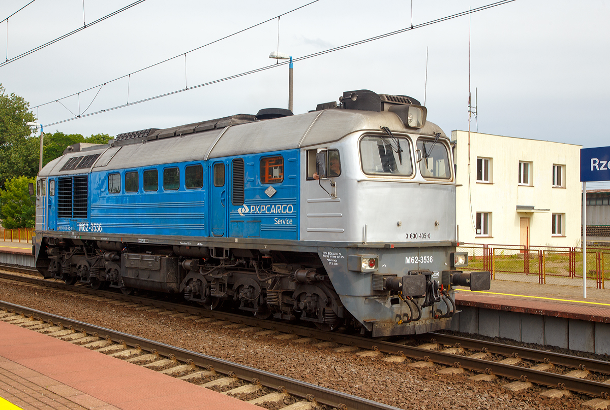 Die M62-3536 (92 51 3 630 405-0 PL-PLATA) der P.H.U. LOKOMOTIV Bronisław Plata, vermietet an die PKP Cargo Service, ex CTL ST44-R010, ex PEG V200.010, ex PKP ST44-952, am 27.06.2017 im Bahnhof Rzepin / Polen (deutsch Reppen).

Die „Taigatrommel“ wurde 1979 von der Lokomotivfabrik Woroschilowgrad (heute Lokomotivfabrik Luhansk) unter der Fabriknummer 3536 gebaut und als ST44-952 an die PKK geliefert. Im Jahr 1999 ging sie an die Prignitzer Eisenbahn GmbH, bis sie 2006 wieder nach Polen an die CTL Logistics Sp. z o.o. ging. In Jahre 2016 erfolgte bei PESA Bydgoszcz S.A. eine Modernisierung und die Lok kam als M62-3536 zur P.H.U. LOKOMOTIV Bronisław Plata. Die M 62 ist auch die eigentliche Typenbezeichnung von LTS.

Die Lokomotiven der Baureihe ST44 der Polnischen Staatsbahnen (PKP) sind sechsachsige dieselelektrische Lokomotiven f�r den schweren G�terzugdienst. Die ST44 ist die polnische Variante der Bauart M62 von der sowjetischen Lokomotivfabrik Lugansk (LTS).

Durch die Konzeption als G�terzuglokomotive betr�gt die H�chstgeschwindigkeit nur 100 km/h, eine Zugheizung ist nicht vorhanden. Charakteristisch f�r die ST44 im Gegensatz zu den anderen Lokomotiven vom Typ M62 sind die bei den PKP �blichen gro�en Scheinwerfer. Dies ist aber bei dieser bei modernisierten Lok nicht mehr der Fall, zu Vergleich siehe http://hellertal.startbilder.de/bild/polen~dieselloks~st-44-lts-m62/364742/diesellokomotiven-in-polenpkp-st-44-001-1966.html die ST 44 - 001.

Die Lieferungen der ST44 wurden bis 1988 fortgef�hrt und umfassten 1113 regelspurige Lokomotiven. Die PKP waren damit sowohl die letzte Bahngesellschaft in Europa, die die M62 beschaffte, als auch diejenige, die die gr��te St�ckzahl M62 erhielt.

Von 1977 bis 1980 wurden zus�tzlich 68 ST44 in der sowjetischen Breitspur (Spurweite 1.524 mm) f�r die Linia Hutnicza Szerokotorowa zwischen Sławk�w (bei Będzin) und der Grenze zur Sowjetunion (heute Ukraine) bei Hrubiesz�w beschafft.

Die Baureihe ST44 ist trotz des teilweise geringen Alters bereits gr��tenteils ausgemustert. 

TECHNISCHE DATEN der Urausf�hrung:
Spurweite: 	1.435 mm (ST44-001 bis -1500) / 1.524 mm (ST44-2001 bis -2068)
Achsformel: Co' Co'
L�nge �ber Puffer: 17.550 mm
Drehzapfenabstand: 8.600 mm
Achsabstand im Drehgestell: 4.200 mm
Treibraddurchmesser: 	1.050 mm
H�he: 4.493 mm
Breite: 2.950 mm
Eigengewicht: 110 t
Dienstgewicht: 116 t
Maximale Achslast:  19,03 t
H�chstgeschwindigkeit: 100 km/h
Installierte Leistung: 1.471 kW
Traktionsleistung: 1.271 kW
maximale Zugkraft: 372,65 kN
Diesel-Motorentyp: 	14 D 40
Nenndrehzahl: 	750 min−1
Max. Tankinhalt (Diesel): 3.900 l
Leistungs�bertragung: elektrisch
Traktionsmotoren: 6 x 118AU2N-ED (Dauerleistung 305 kW je Motor)
Zugheizung: nicht vorhanden
