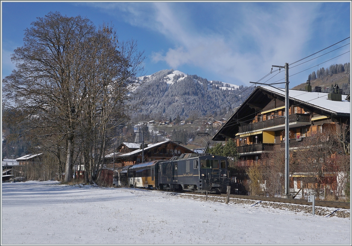 Die MOB GDe 4/4 6002 ist mit ihrem MOB Golden Pass Panoramic bei Saanen auf dem Weg nach Zweisimmen. 

3. Dez. 2020