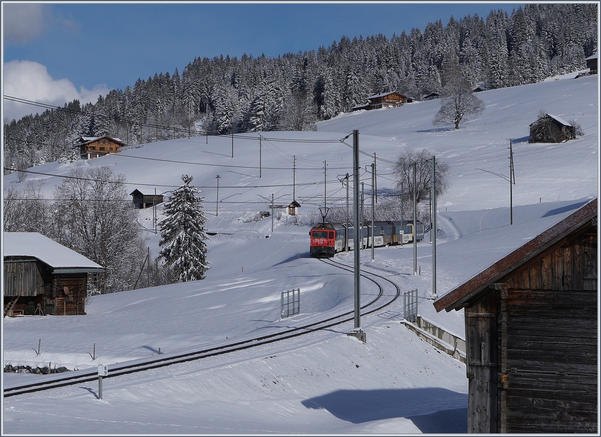 Die MOB GDe 4/4 6005 erreicht mit ihrem Panoramic-Zug, von Schönried kommend, in Kürze Gruben.
2. Eeb. 2018 
