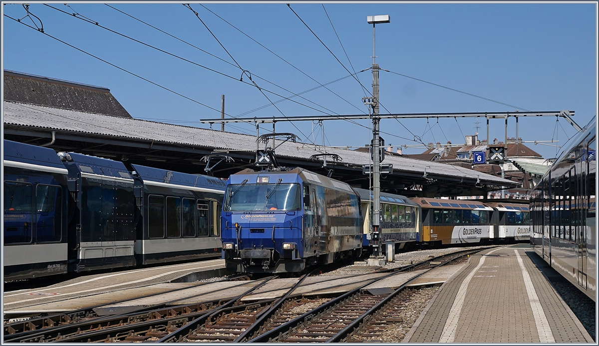 Die MOB Ge 4/4 8002 verlässt mit einem Panoramic Express Montreux, an ersten Stelle des Zuges ist ein Panorama Wagen in der Ursprungslackierung gereiht, welcher an längst vergangene innovative und gloriose Zeiten der MOB erinnert.
3. August 2018