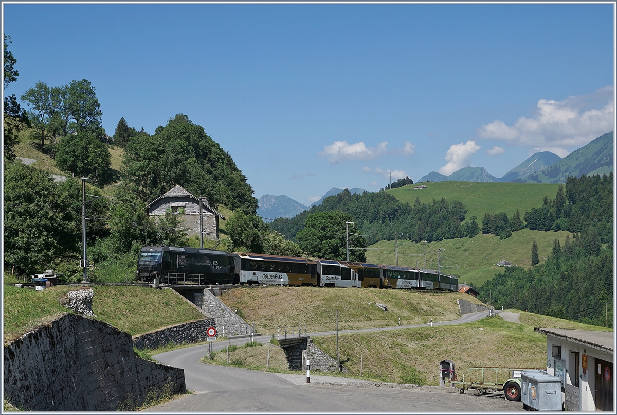 Die MOB Ge 4/4 8003 erreicht mit ihrem IR 2123 den kleinen Bahnhof Allières.
23. Juni 2018