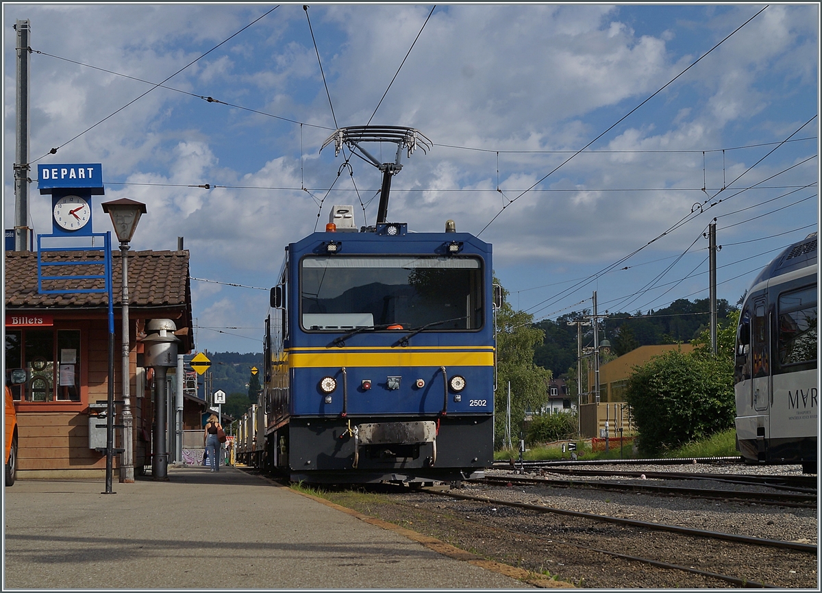 Die MOB Gem 2/2 2502 steht mit Schotterwagen in Blonay.

11. August 2021