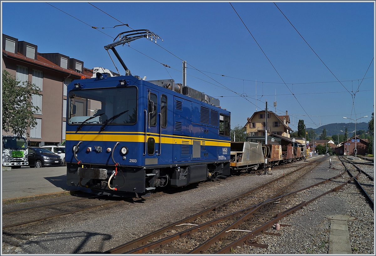 Die MOB Gem 2/2 2503 mit einem Schotterwagen Zug bestehend aus Fdk Wagen im sonst den Blonay-Chamby Museumsbahn Zügen vorbehalten Bereich von Bahnhof in Blonay. Das Bild entstand mit Erlaubnis und unter Aufsicht eines MOB Mitarbeiters.

28. Juni 2019