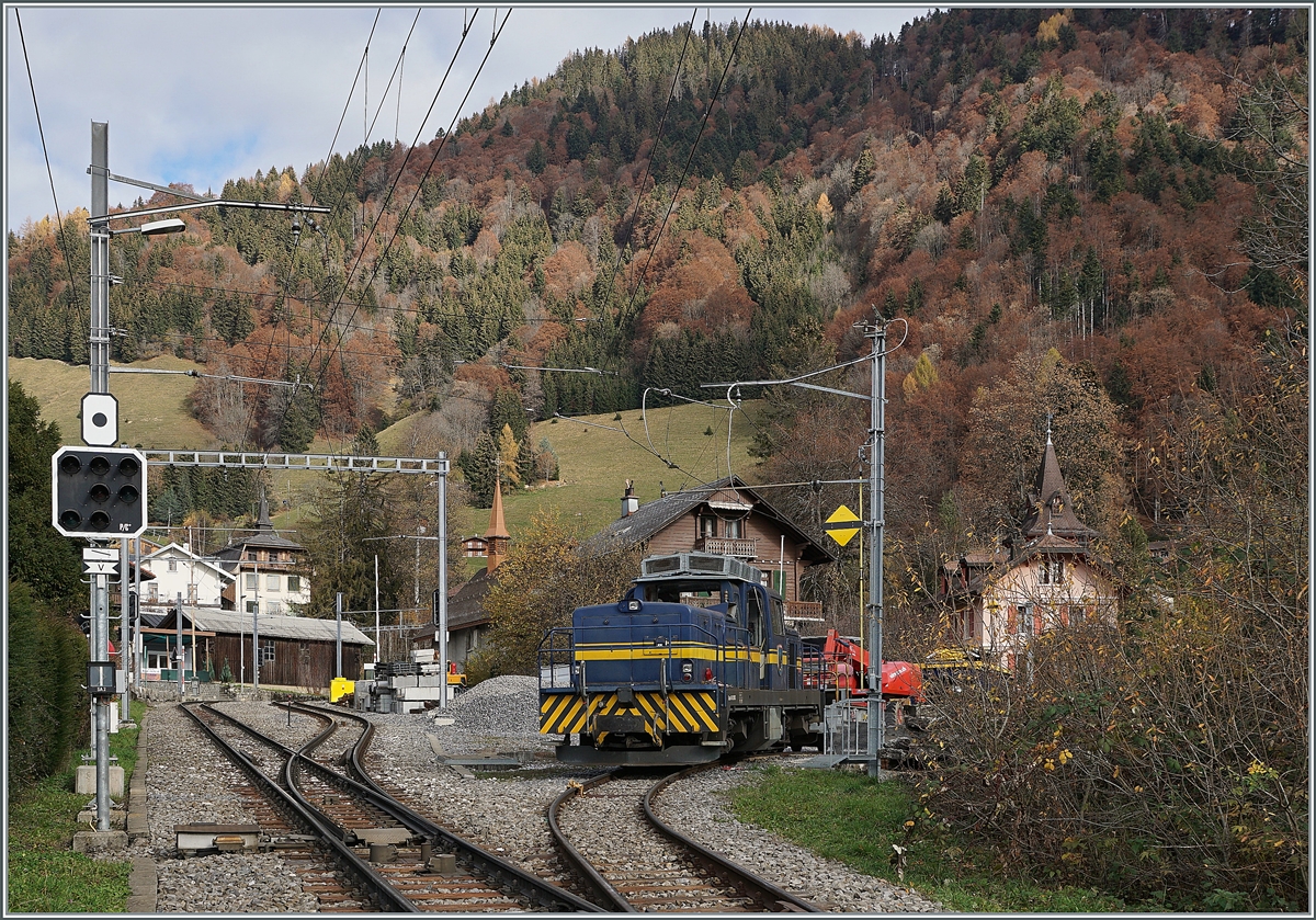 Die MOB Gm 4/4 2003  Montbovon  wartet in Les Avants auf ihre nächsten Einsatz.

13. Nov. 2020