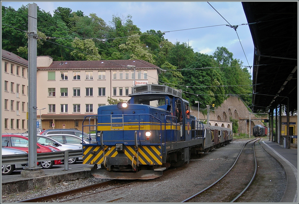 Die MOB Gm 4/4 2004 steht abfahrbereit mit dem Schotterzug in Vevey. 
22. Mai 2015