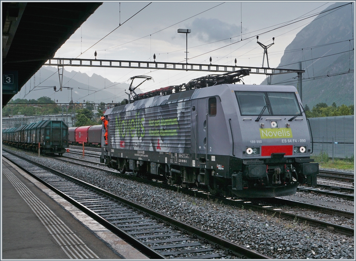Die MRCE 189 090  Göttingen  (UIC 91 80 6189 990-5 D-Dispo Class 189-VE), vermietet an SBB Cargo, in der Novelis-Farbgebung darf nicht nur von Göttingen nach Sierre (und zurück) fahren, sondern in Sierre auch noch etwas rangieren
31. Juli 2017