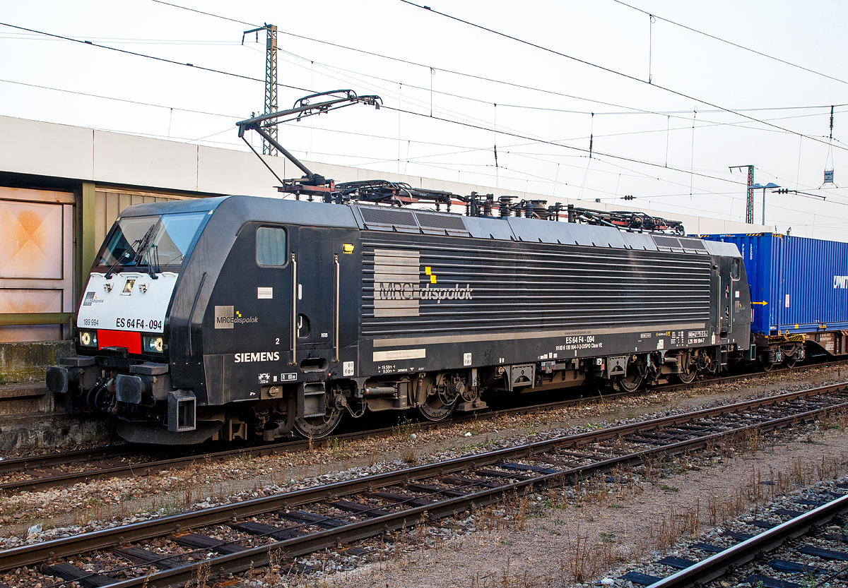 
Die MRCE Dispolok ES 64 F4-094 / 189 994-7 (91 80 6189 994-7 D-DISPO Class VE ) mit einem Containerzug am frühen Morgen des 24.09.2016 im Bahnhof Weil am Rhein. 

Die Lok wurde 2003 von Siemens in München unter der Fabriknummer 20695 gebaut.

Class VE = Sie hat die erforderlichen Zugbeeinflussungssystem-Komponente für: Deutschland, Österreich, Italien, Slowenien, Kroatien sowie die Niederlande