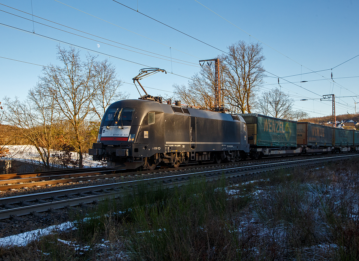 Die MRCE Dispolok ES 64 U2-034 / LZB 182 537-8 (91 80 6182 534-8 D-DISPO) fährt am 11.01.2022 mit einem KLV-Zug durch Rudersdorf (Kr. Siegen) über die Dillstrecke (KBS 445) in nördlicher Richtung.

Die Siemens ES64U2 wurde 2004 von Siemens TS (Transportation Systems) im Werk Linz (A) unter Fabriknummer  21038 gebaut und an die damalige Siemens Dispolok GmbH in München (heute MRCE Dispolok GmbH) geliefert. Sie hat die Zulassungen für Deutschland und Österreich.
