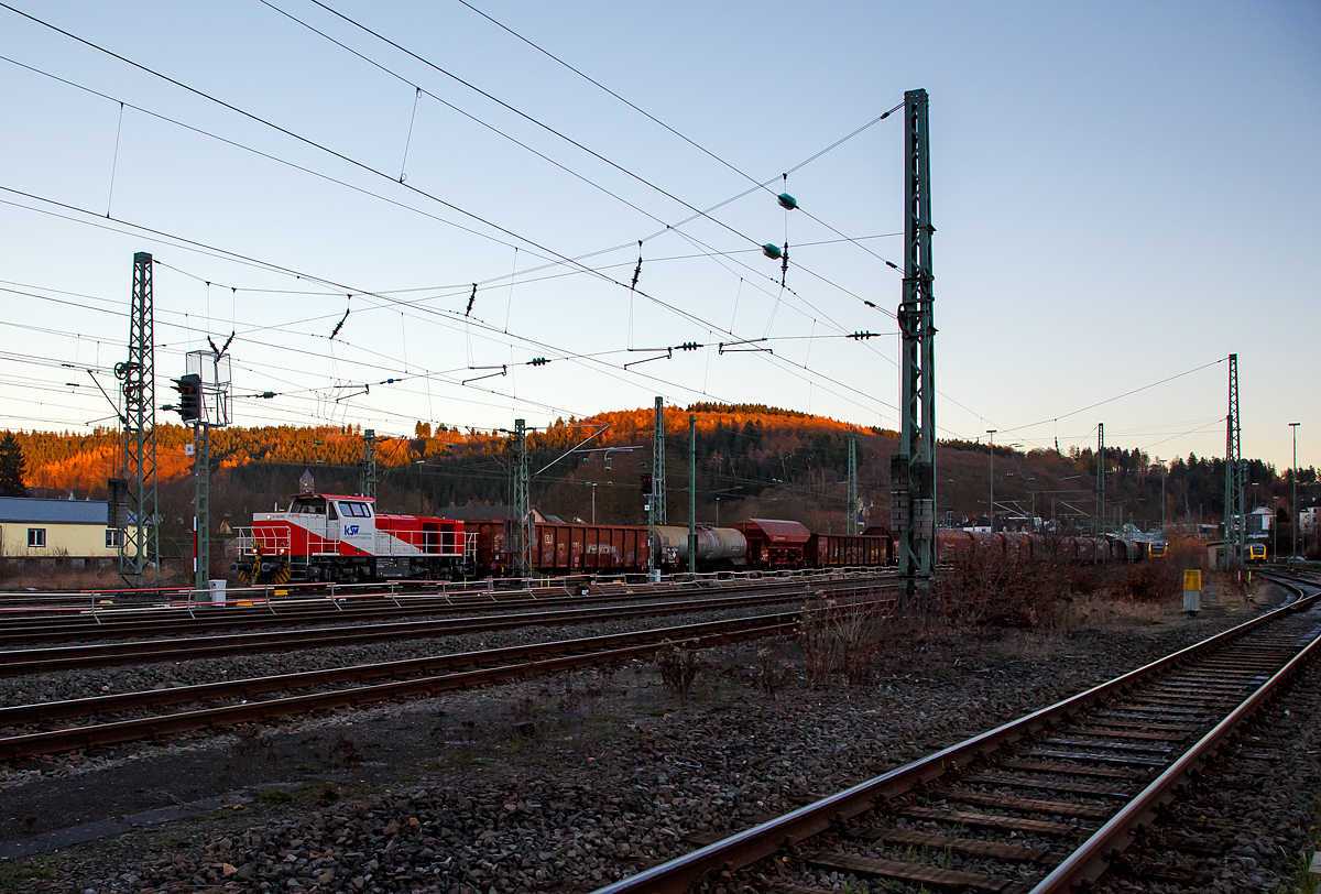 
Die neuste Errungenschaft der KSW (Kreisbahn Siegen-Wittgenstein), die Lok 47 (92 80 1271 027-5 D-KSW), ex D 2 der HFM, eine Vossloh G 1000 BB, kommt am 28.11.2016 mit ihrem Übergabegüterzug von Herdorf in Betzdorf/Sieg an. 