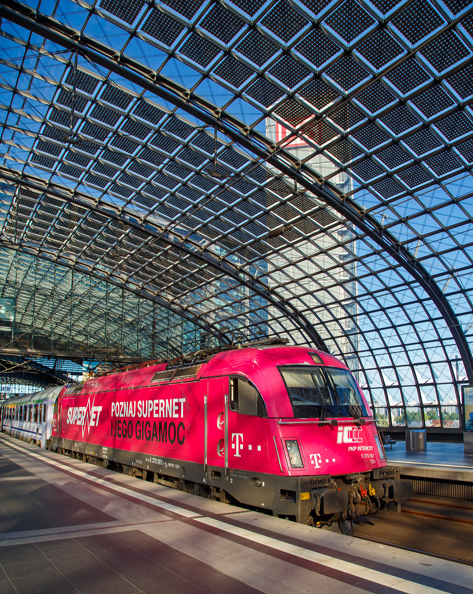 
Die PKP Intercity EU 44  Husarz - Husar   5 370 001 (91 51 5370 010-8 PL-PKPIC 1251), eine Siemens ES64U4-D, hat am 27.06.2017, mit dem EIC 17003 / EC 44   Warszawa-Berlin-Express , den Hauptbahnhof Berlin erreicht.

Das Bild hat für uns aber auch einen Beigeschmack:
Mit über 2 Stunden Verspätung sind wir von Warschau in Berlin Hbf eingetroffen....
Die Verspätung lag aber nicht an der polnischen Seite, bis Rzepin (deutsch Reppen) waren wir pünktlich. Im Bahnhof Rzepin mussten dann aber über 2 Stunden warten, Grund dafür war das wir ohne den zusätzlich deutschen Lokführer nicht weiterfahren konnten, da auf den bald folgenden deutschen Gleisen ein deutscher Lokführer mit auf der Lok sein muss. Dies lag daran das der Gegenzug (der EC 45  Berlin-Warszawa-Express ) wegen Stellwerksstörung in Berlin verspätet in Rzepin ankam, von welchen der deutsche Lokführer auf die Lok des EC 44 wechselte.

...nun hieß es Ersatzverbindung nach Köln finden das war nicht schwer, dort kamen wir um kurz vor Eins an. Aber unser Endziel war Betzdorf und der letzte fährt in der Woche um 23:23 Uhr. Also zum Schalter und wir bekamen, nach dem vorlegen  unseres Tickets einen Taxischein. So hat uns dann ein TAXI nach Hause gefahren.
