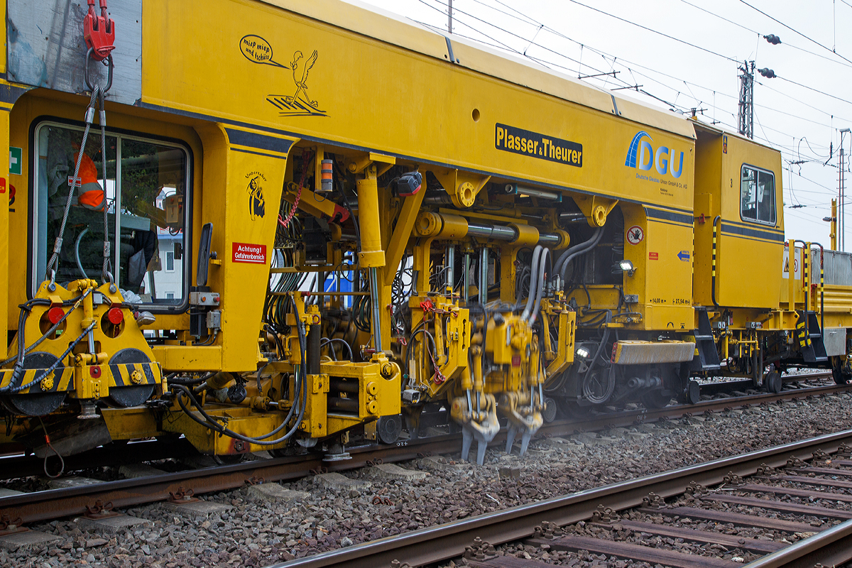 
Die Plasser & Theurer Universalstopfmaschine 08 - 275 Unimat 3SY (Schweres Nebenfahrzeug Nr. 97 43 41 523 17 - 9) der DGU (Deutsche Gleisbau Union) am 16.05.2015 im Einsatz in Siegen. 

Hier als Detail das Stopfaggregat, die Stopfpickel sind eingetaucht. Durch die längere Belichtungszeit wir deutlich was sich hier bewegt. 

Die 08-275 Unimat 3 SY kann auch Gleise mit Y-Schwellen bearbeiten. 