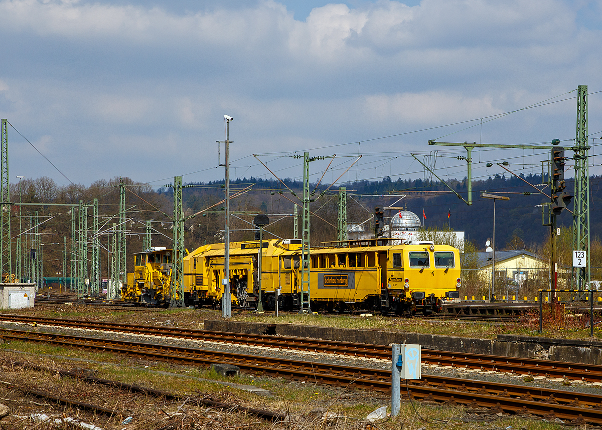 Die Plasser & Theurer Universalstopfmaschine UNIMAT 09-32/4S DYNAMIC,  Alles wird gut! , Schweres Nebenfahrzeug Nr. 99 80 9421 020-5 D-HBAU, ex 97 43 55 505 17-9, und die P&T Schnell-Schotterplaniermaschine SSP 110 SW,   Alles wird gut! , Schweres Nebenfahrzeug Nr. 99 80 9425 100-1, ex 97 16 46 507 18-8, beide von der Hartung-Bau GmbH (Fulda-Kr�mmerzell), fahren am 20.04.2021 im Verband durch Betzdorf/Sieg in Richtung Siegen.

Beide Maschinen wurden 2004 von Plasser & Theurer in Linz (A) gebaut, die Universalstopfmaschine unter der Fabriknummer 3138 und die Schotterplaniermaschine unter der Fabriknummer 750.
