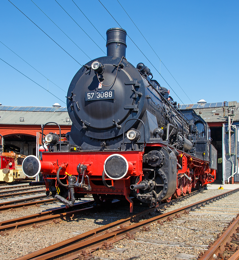 Die preuß. G10 Schlepptender-Güterzuglokomotive 57 3088 (ex G10 6011 Halle, ex DB 057 088-7) am 30.08.2015 im Südwestfälische Eisenbahnmuseum in Siegen.

Die Lok wurde 1922 von Rheinmetall unter der Fabriknummer 550 gebaut und als G10 6011 Halle an die Deutsche Reichsbahn geliefert, 1925 erfolgte die um Bezeichnung in DR 57 3088 (nach dem Krieg DB 57 3088). Kurz vor der z-Stellung am 10.06.1968 wurde sie zum 01.01.1968 noch in DB 057 088-7 umgezeichnet. Am 24.06.1970 schied sie aus dem Bestand der DB aus. Von 1974 bis 2002 war sie als Denkmal auf dem Gelände des Bahnbetriebswerks Haltingen aufgestellt (mit Unterbrechungen als Ausstellungstück). Nachdem der Personalbestand in Haltingen zur Pflege gemäß den Auflagen des VM Nürnberg nicht mehr ausreichte, kam sie 2002 nach Siegen.

Die Preußische G 10 war eine Güterzug-Schlepptenderlok, die auf Basis des Fahrgestells der Preußischen T 16 und des Kessels der Preußischen P 8 entwickelt wurde.
Bei der Entwicklung der G 10 wurde das Fahrwerk der T 16 mit der seitenverschiebbaren ersten und fünften Achse deutlich modifiziert - die T 16 wurde danach mit diesem modifizierten Fahrwerk als T 16.1 weiter-gebaut. Die G 10 war für den schweren Güterzugdienst auf Hauptstrecken vorgesehen, durch ihre niedrigere Achslast konnte sie aber flexibler als die in etwa leistungsgleiche Preußische G 8.1 eingesetzt werden. Die G 10 wurde vereinzelt sogar auch im Personenzugdienst verwendet.