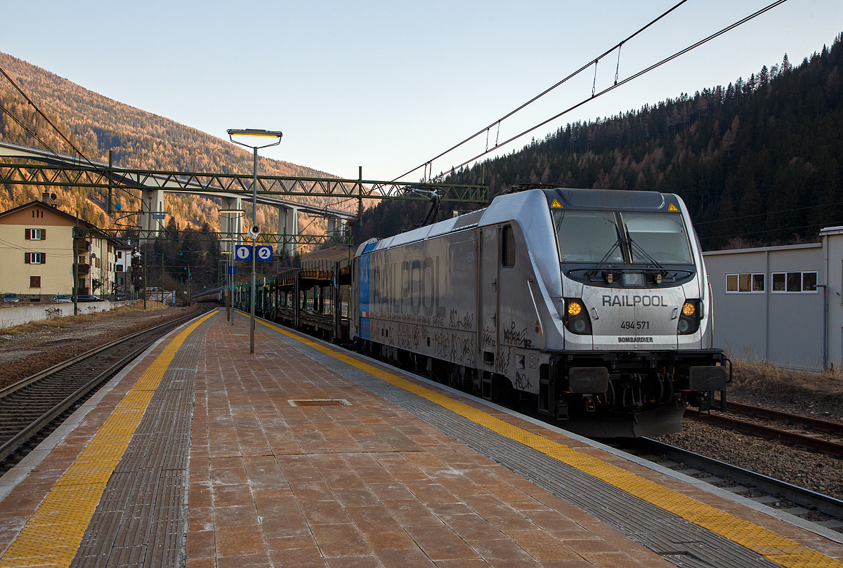 Die Railpool 494 571 (91 83 2494 571-9 I-RPOOL), eine Bombardier TRAXX F140 DC3 LM (mit Last-Mile-Modul), fährt am 27.03.2022 mit einem leeren Autozug durch den Bahnhof Gossensaß / Colle Isarco hinauf zum Brenner / Brennero.

Diese Gleichstromloks der italienischen Baureihe E 494.5, vom Typ Bombardier TRAXX F140 DC3 LM, sind mit einem 275 kW Dieselmotor (Last-Mile-Modul) ausgestattet, um Rangierfahrten innerhalb nicht elektrifizierter Rangierbahnhöfe durchführen zu können. Das Modul kann auch zur Selbstrettung im Falle einer Störung des elektrischen Traktionssystems verwendet werden.

Die für Einsätze in Italien, Polen und Slowenien entworfenen Lokomotiven, haben gleich wie die MS3-Variante wieder glatte Außenwände. Das Last-Mile-Modul, bestehend aus Dieselmotor, Traktionsbatterie und Kraftstofftank verfügbar. In Italien werden sie als Baureihe E.494 bezeichnet. Die Loks mit LM-Modul werden als BR E.494.5 geführt, Loks ohne LM werden als BR E.494.0 geführt.

Neue Lokomotive E.494 der TRAXX-Familie von Bombardier wird mit 3 kV Gleichstrom betrieben und ist für das italienische Eisenbahnnetz zugelassen. Mit einer Leistung von 6,4 MW und einer Höchstgeschwindigkeit von140 km/h hat es eine Zugkraft beim Anfahren von 320 kN. Ausgestattet mit elektrischer regenerativer und rheostatischer Bremse, SCMT-Signalisierung und Vorbereitung für ETCS.

TECHNISCHE DATEN:
Hersteller: Bombardier, Werk Vado Ligure (Italien)
Spurweite: 1.435 mm (Normalspur)
Achsformel: Bo'Bo'
Länge über Puffer: 18.900 mm
Höhe: 4.228 mm
Breite: 2.977 mm
Drehzapfenabstand:  10.440 mm
Dienstgewicht: 86 t
Höchstgeschwindigkeit: 140 km/h / bei LM 50 km/h 
Dauerleistung:  6.000 kW (6.400 kW boost)
Anfahrzugkraft:  300 kN (320 kN mit Booster)
Treibraddurchmesser: 	1.250 mm (neu) / 1.170 mm (abgenutzt)
Stromsysteme: 3.000 V DC / 1.500 V DC
Anzahl der Fahrmotoren: 4 Asynchronmotoren
