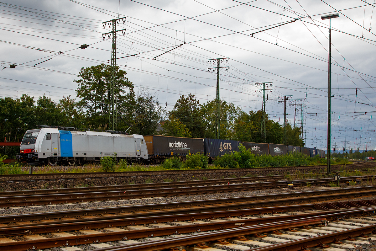 Die Railpool E 186 288-7 (91 80 6186 288-7 D-Rpool) fährt am 04.09.2020 mit einem Container-Zug durch Koblenz-Lützel in Richtung Süden.

Die Bombardier TRAXX F140 MS wurde 2012 von Bombardier in Kassel unter der Fabriknummer 34837 gebaut. Die Multisystemlokomotive hat die Zulassungen bzw. besitzt die Länderpakete für Deutschland, Österreich, und Italien (D/A/I). Mieter ist vermutlich die Rail Cargo Carrier - Italy S.r.l..

