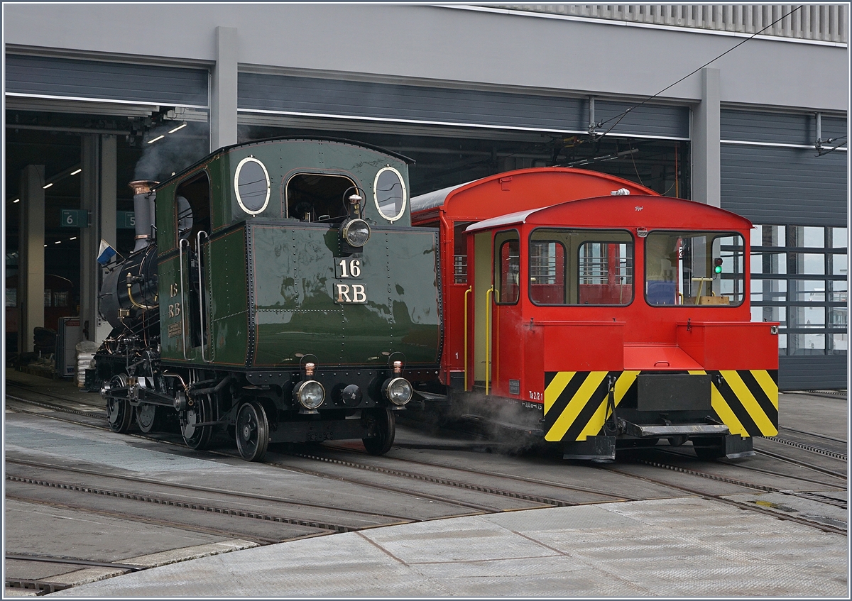Die RB (Rigi Bahnen) H 2/3 16, 1923 von SLM gebaut, und der Ta 2/2 N° 1 in Vitznau.
24. Feb. 2018