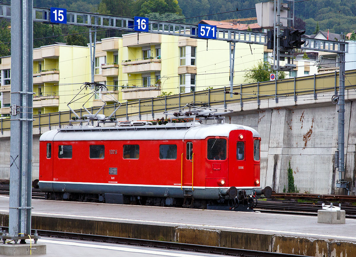 
Die Re 4/4 I 10016 (91 85 4410 016-0 CH VEHE) vom Verein Erhalt historische Elektrolomotive Re 4/4 I , ex Classic Rail AG, ex MThB Re 416 627-8, ex SBB Re 4/4 10016, fährt am 19.06.2016 als Lz durch den Bahnhof Spiez in Richtung Brig. 

Die Lok wurde 1946 von SLM unter der Fabriknummer 3897 gebaut, der elektrische Teil ist von BBC, MFO und SAAS.